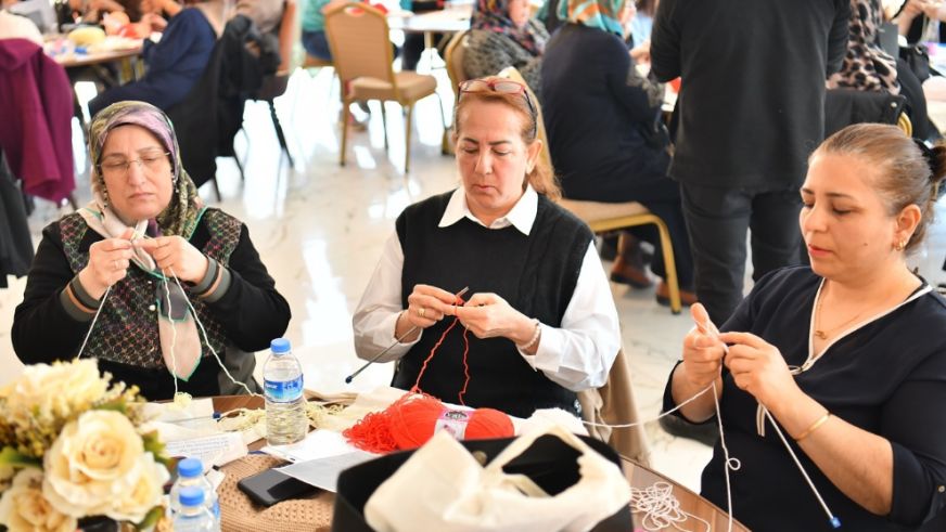 Şişler Yarıştı, İlmekler Konuştu: Yeşilyurt'ta Örgü Mesaisi