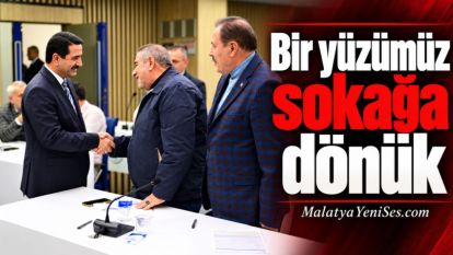 “Bir yüzümüz sokağa dönük”