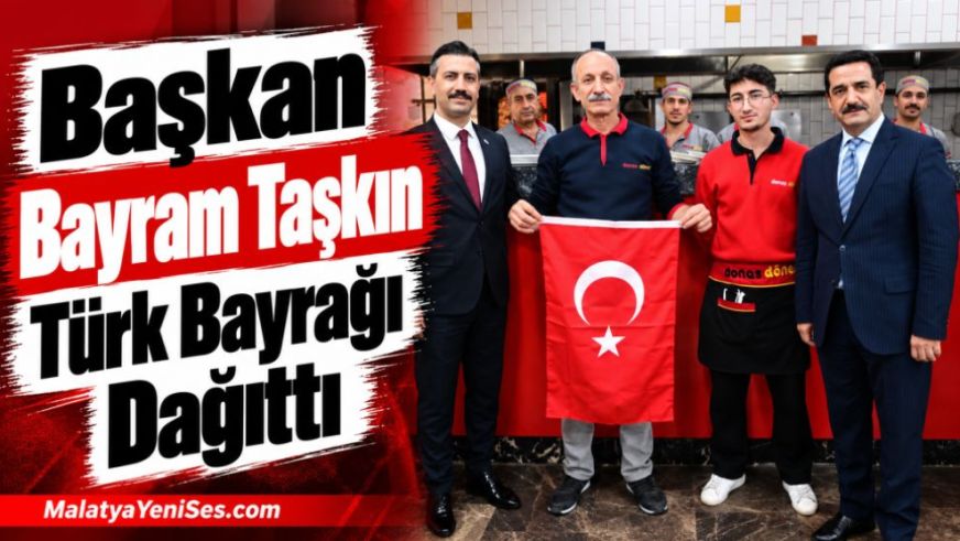 Başkan Bayram Taşkın Türk Bayrağı Dağıttı